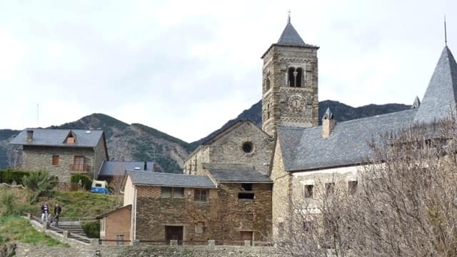 Vista de Tírvia